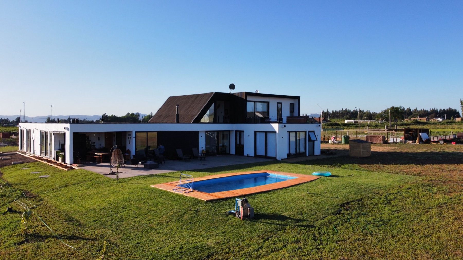 Vivienda unifamiliar con piscina, vista aérea