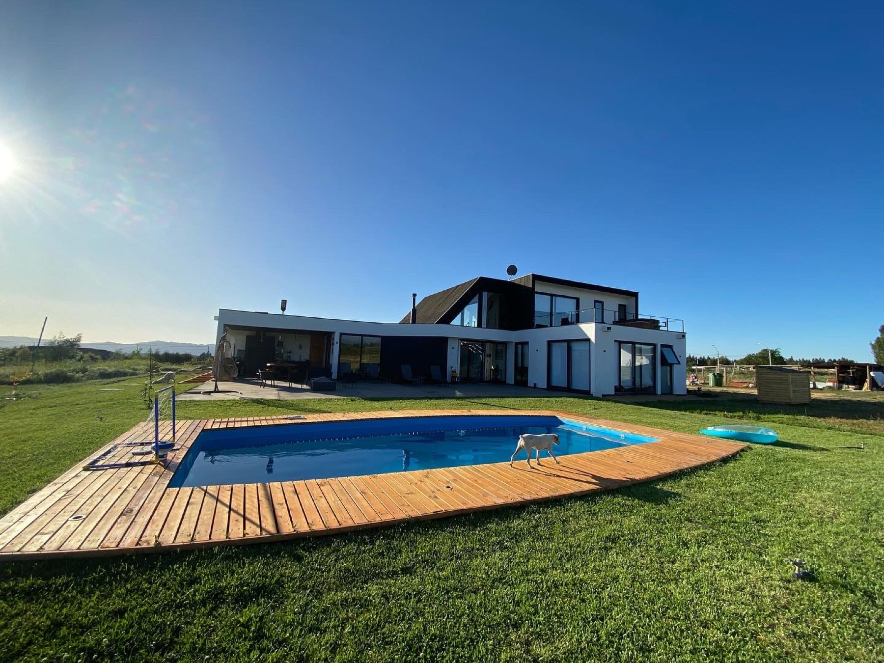 Vivienda con piscina y deck de madera