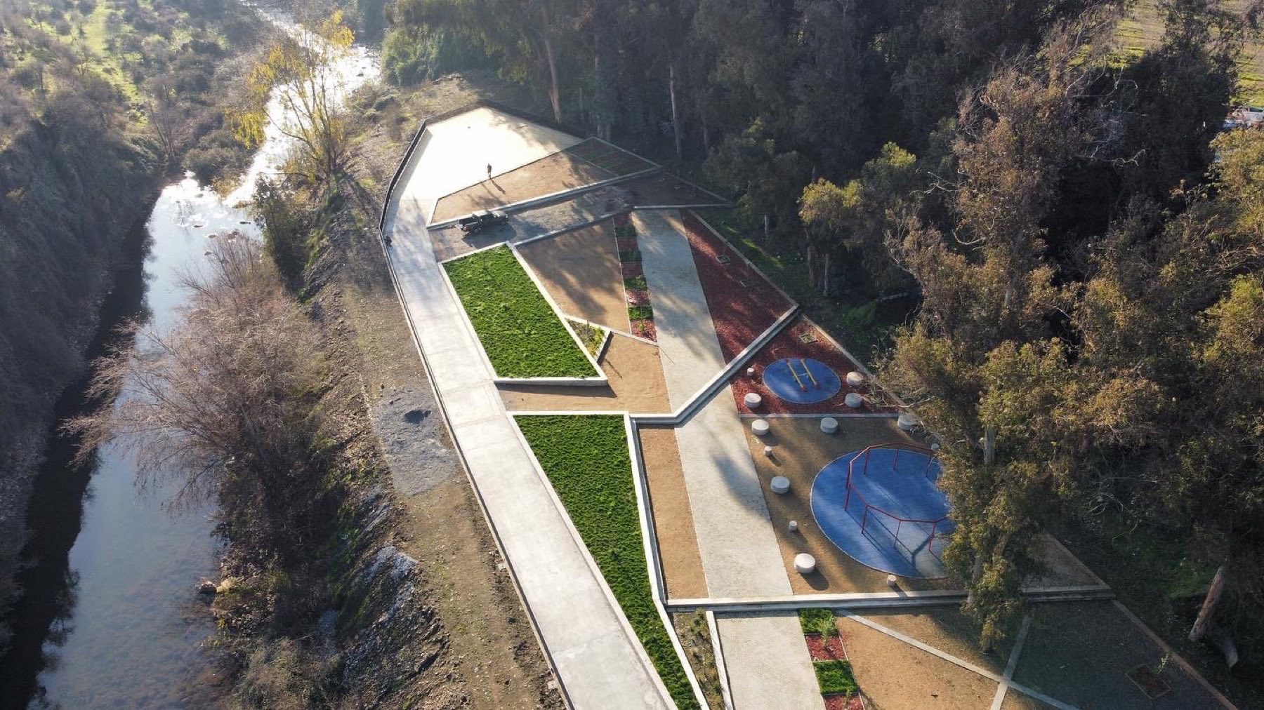 Parque junto al río, vista aérea