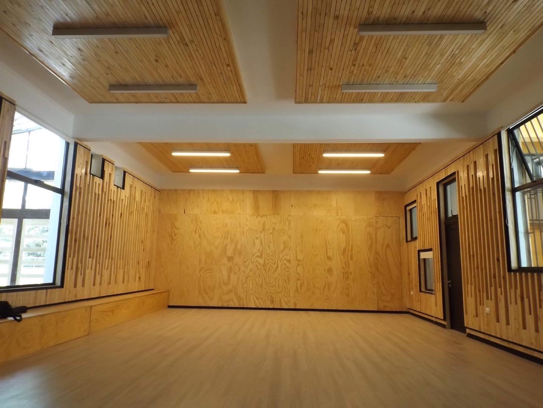 Sala de danza revestida en madera